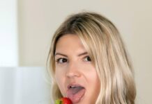 Morning Blowjob with Gina Gerson